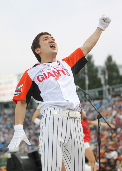 조지훈 응원단장의 열정적인 응원모습